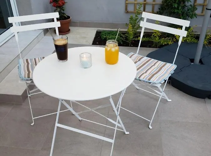 Modern & Cozy Studio W/ Backyard Near City Center