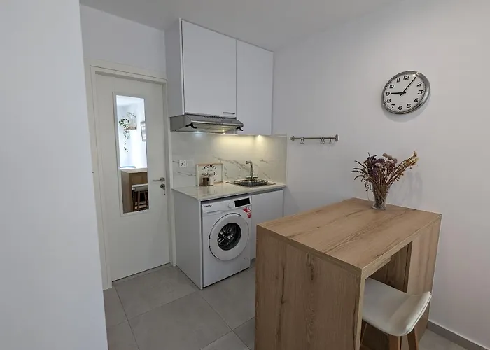Modern & Cozy Studio W/ Backyard Near City Center